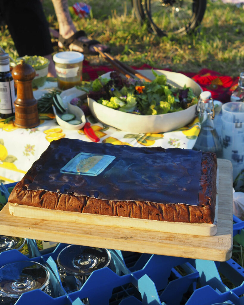 Alexandra Baumgartner "bread eaters chapter 1" 2021: cake session #2, Kuchen