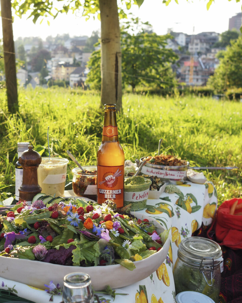 Alexandra Baumgartner "bread eaters chapter 1" 2021: cake session #2, Buffet