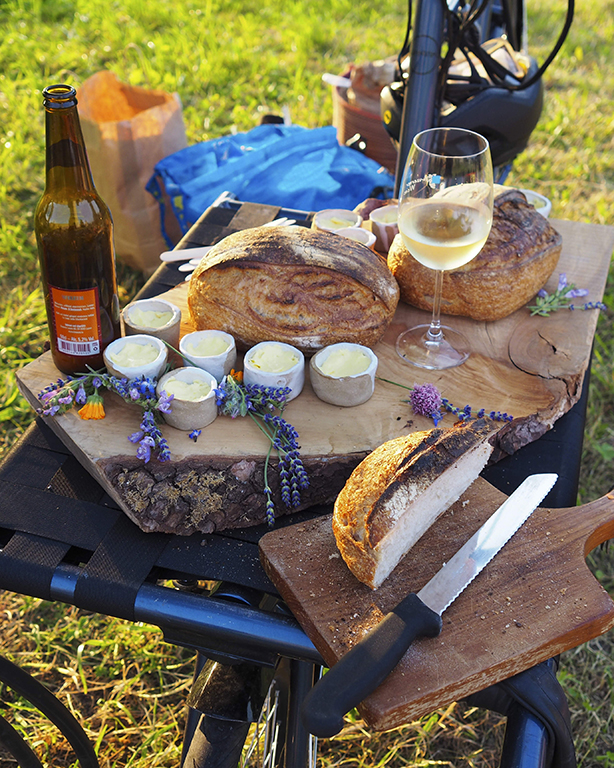 Alexandra Baumgartner "bread eaters chapter 1" 2021: cake session #2, Buffet