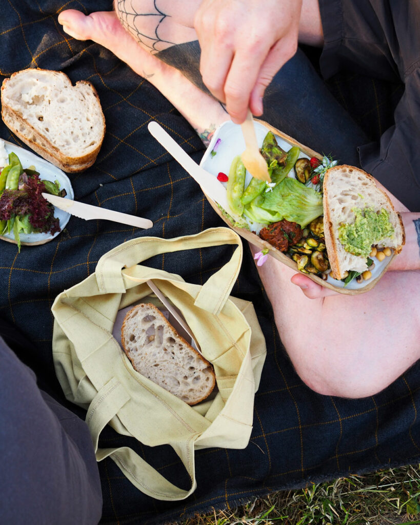 Alexandra Baumgartner "bread eaters chapter 1" 2021: cake session #2: Essen