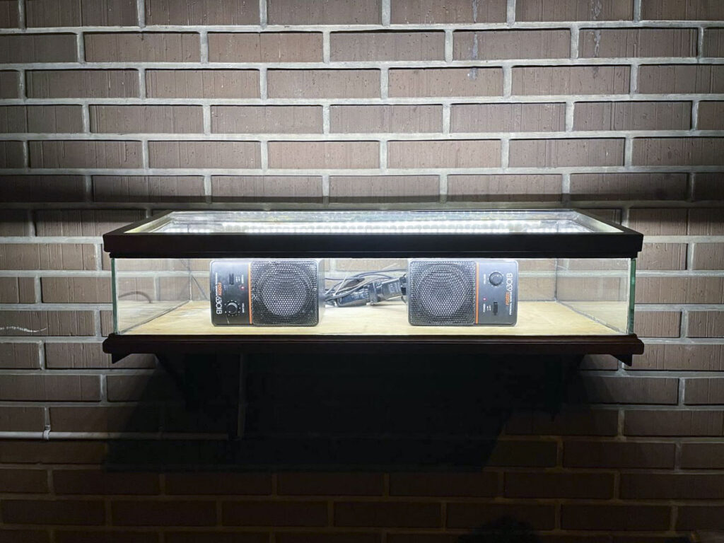 Ausstellungsansicht von Sophie Germanier's Ausstellung "On Wormy Connections" 2021: Die vibrierende Ausstellungsvitrine, in der sich zwei Boxen mit der Audioinstallation befinden.