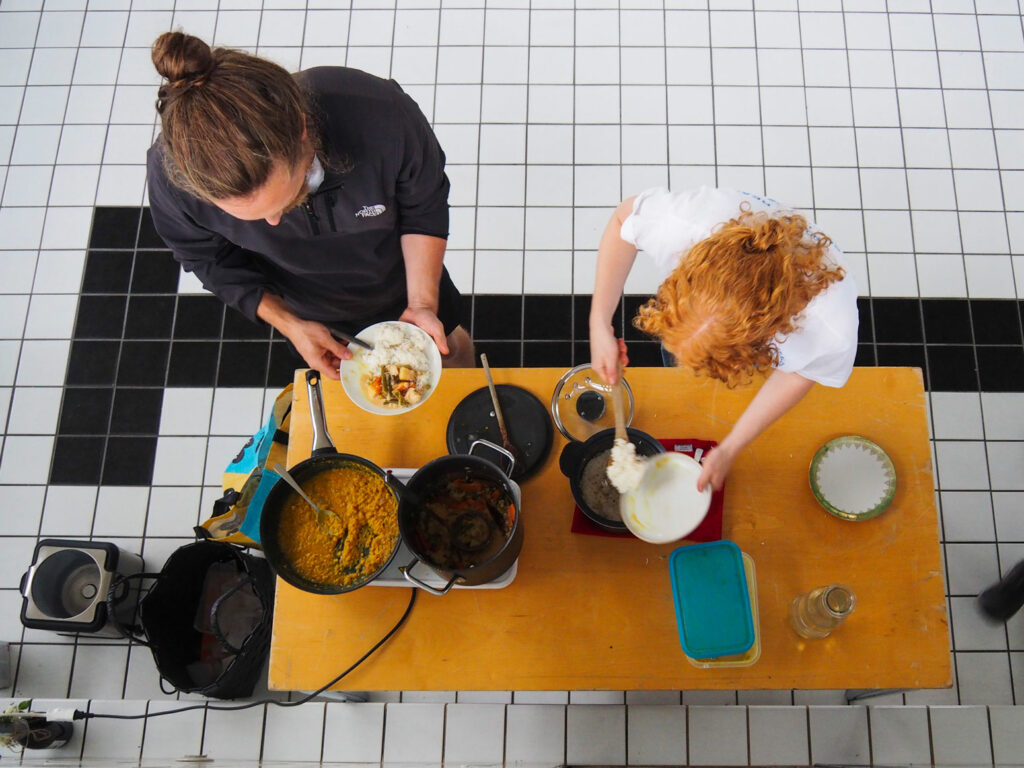 Zwei Menschen schöpfen Ishitas Curry