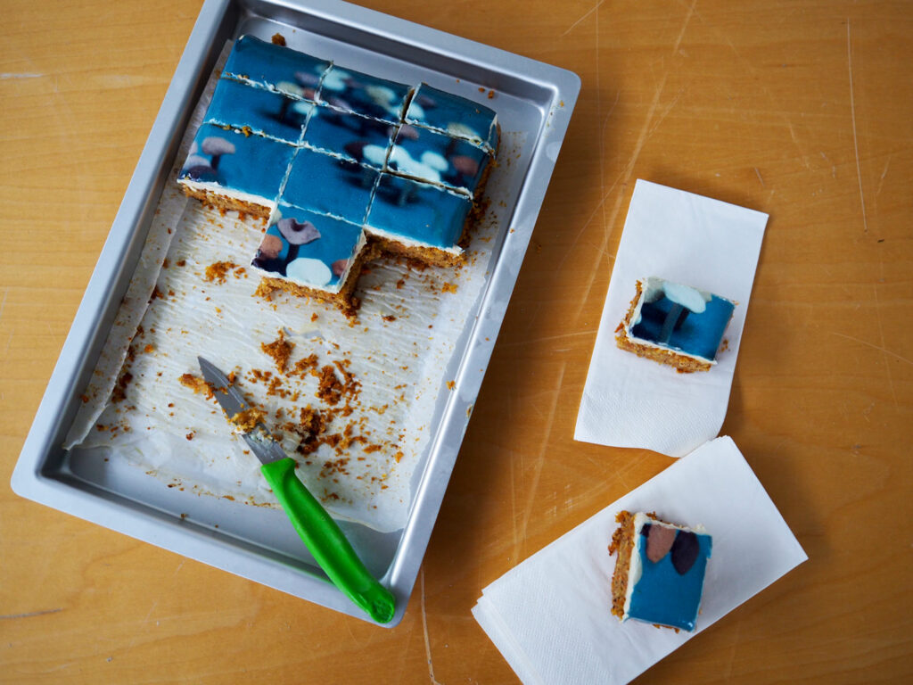 Angeschnittener Kuchen mit Fotodruck der Pilzskulpturen von Ishita Chakraborty