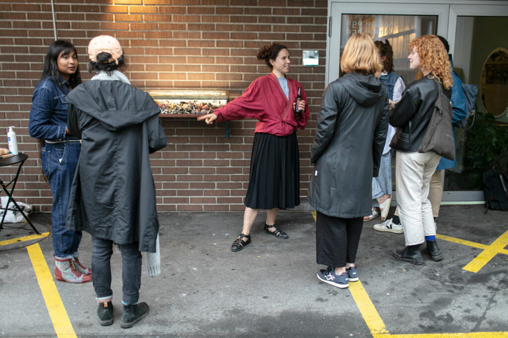 Menschen stehen vor dem KEINRAUM, Vernissage von Ishita Chakraborty