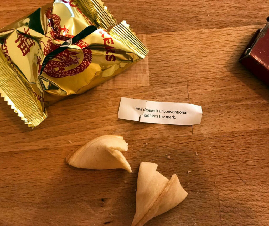 geöffneter Glückskeks mit Spruch